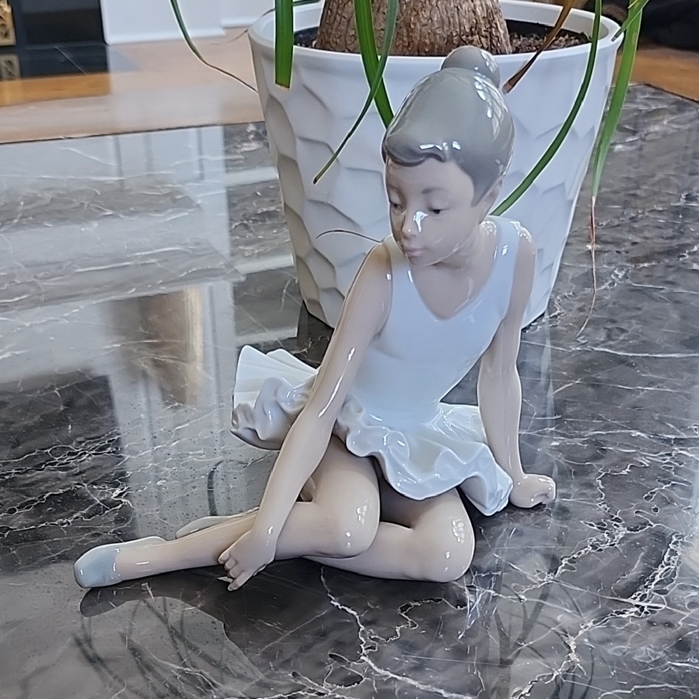Lladro Sitting Ballerina Figurine
